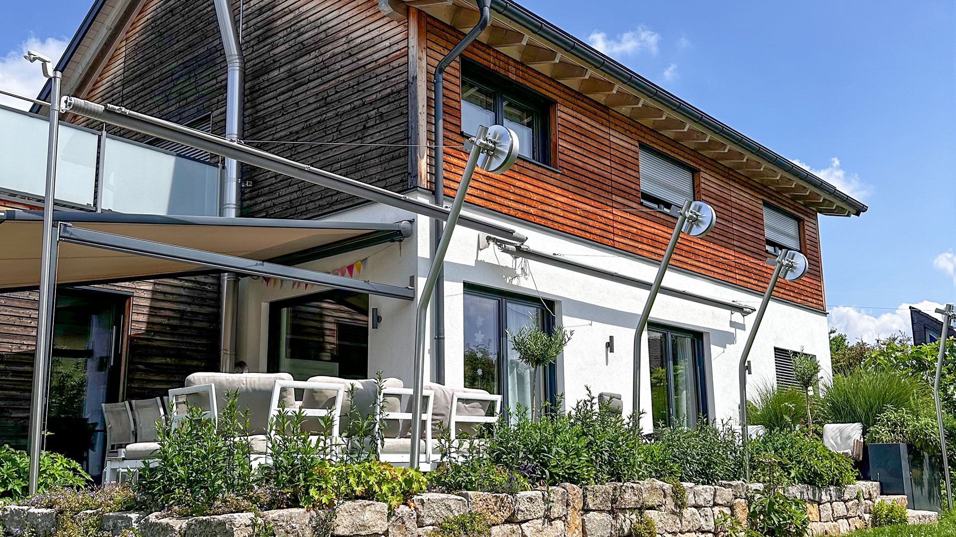 Vorher-Aufnahme eines modernen Sonnensegels von GFS Sonnensegel in elegantem Design, installiert auf einer Terrasse bei sonnigem Wetter.