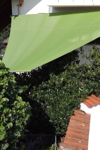 Haus im Hinterhof mit grauem Sonnensegel. GFS Sonnensegel Terrasse individuelle Anfertigung.