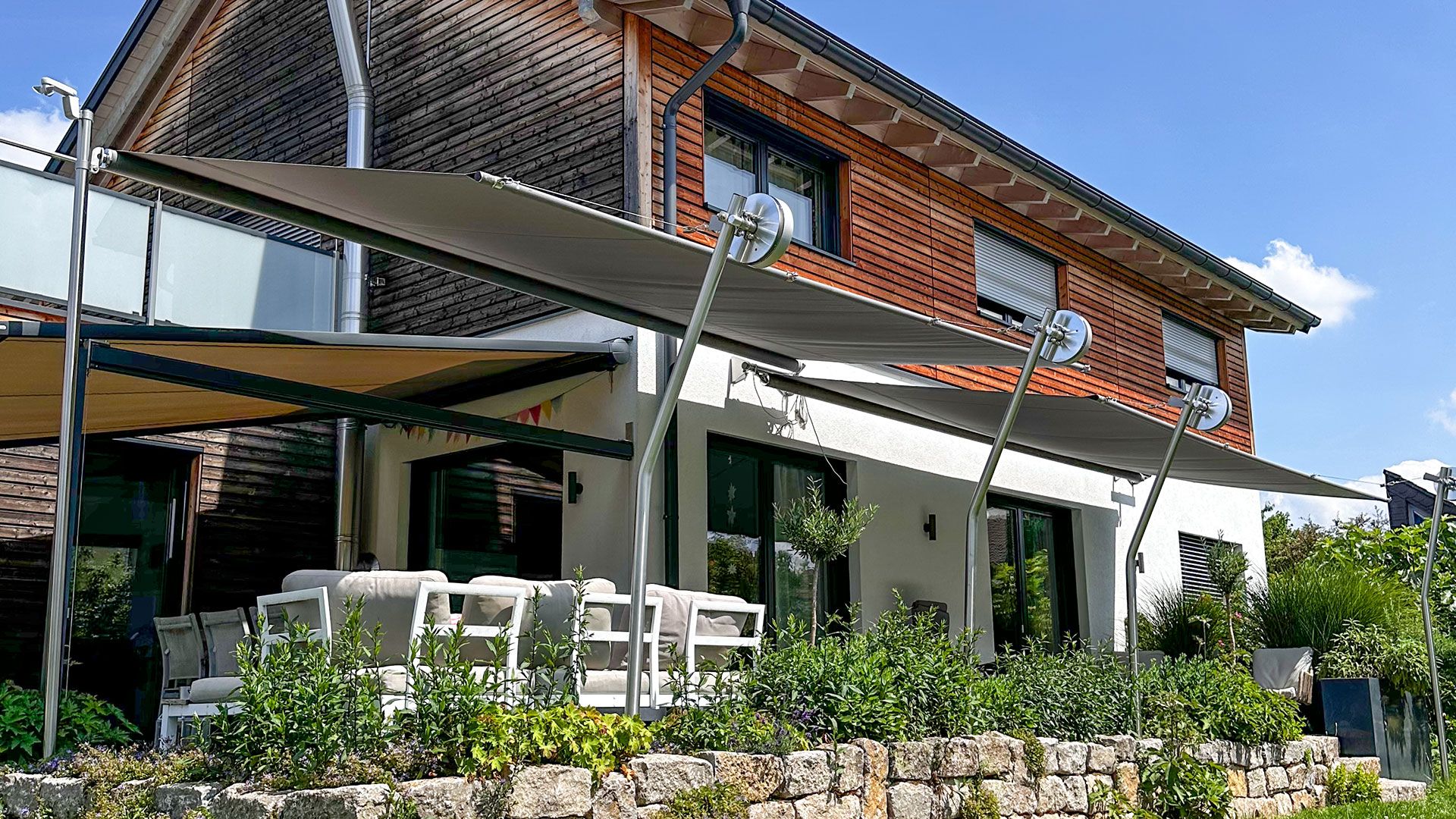 Nacher-Aufnahme eines modernen Sonnensegels von GFS Sonnensegel in elegantem Design, installiert auf einer Terrasse bei sonnigem Wetter.