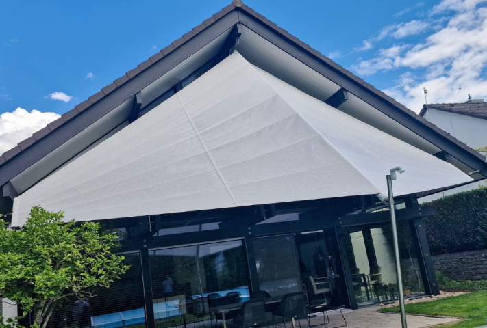 Haus im Hinterhof mit grauem Sonnensegel. GFS Sonnensegel Terrasse individuelle Anfertigung.